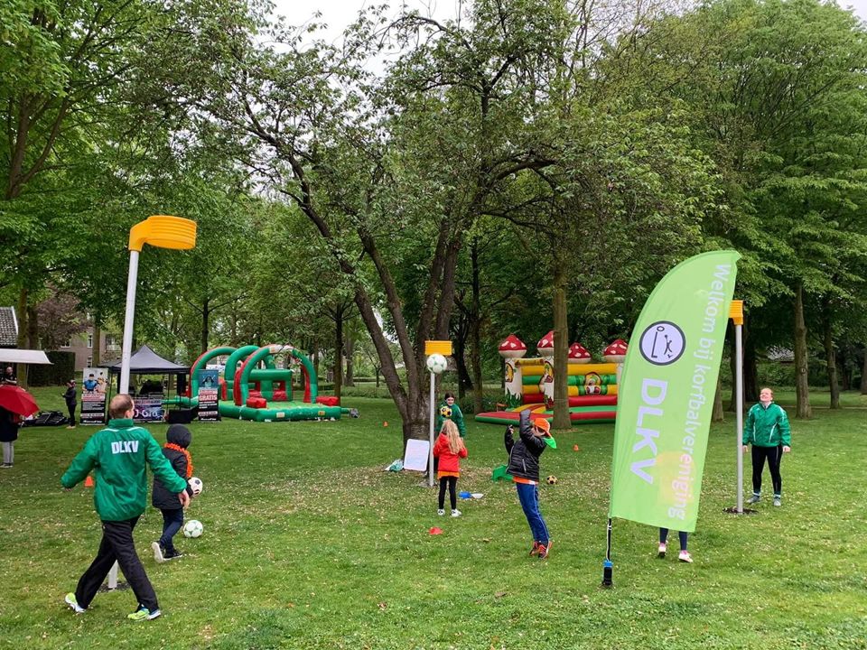 Korfbalclinic met DLKV vlag in het park