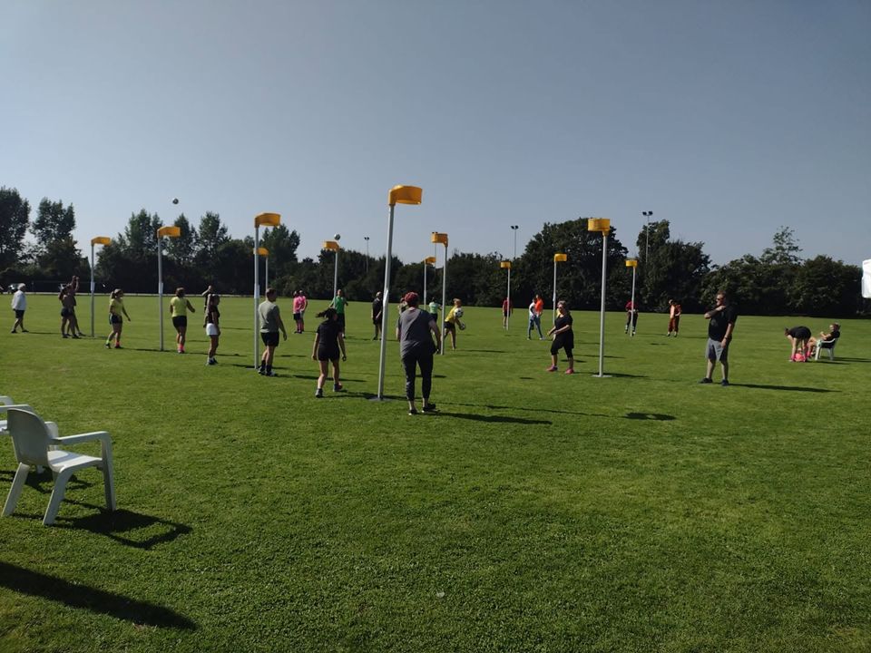 Druk korfballen op het veld
