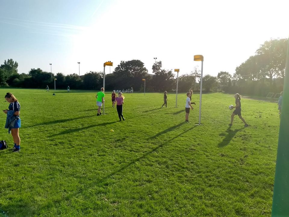 Korfballen in de avondzon
