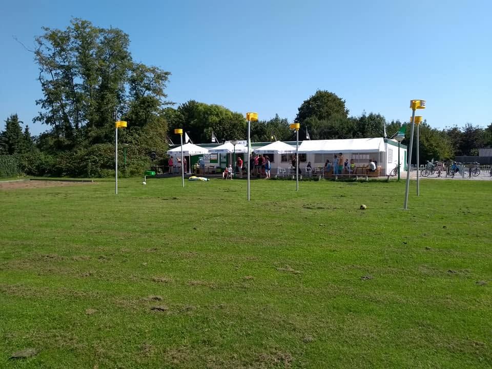 Veld met evenementtenten